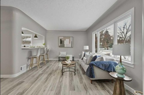5321 42 Avenue, Red Deer, AB - Indoor Photo Showing Living Room