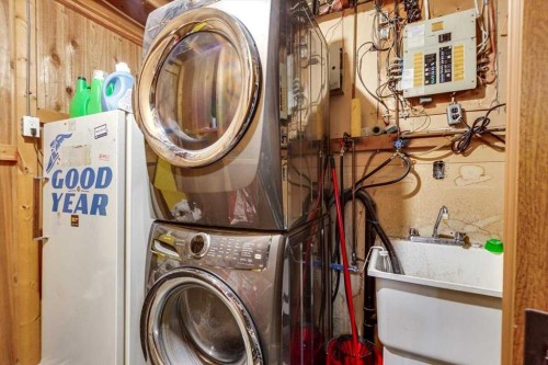 8 Nielsen Close, Red Deer, AB - Indoor Photo Showing Laundry Room