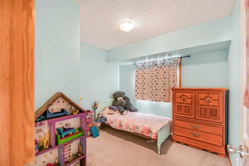 27 Jacobs Close, Red Deer, AB - Indoor Photo Showing Bedroom