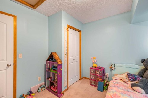 27 Jacobs Close, Red Deer, AB - Indoor Photo Showing Bedroom