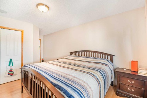 27 Jacobs Close, Red Deer, AB - Indoor Photo Showing Bedroom