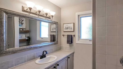 58 Maxwell Avenue, Red Deer, AB - Indoor Photo Showing Bathroom