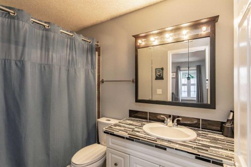 34 Iron Wolf Ridge, Lacombe, AB - Indoor Photo Showing Bathroom