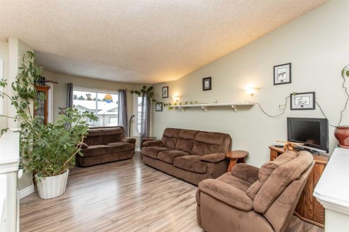 34 Iron Wolf Ridge, Lacombe, AB - Indoor Photo Showing Living Room