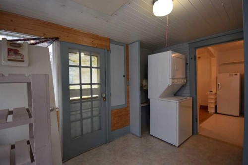 2121 21 Avenue, Didsbury, AB - Indoor Photo Showing Laundry Room