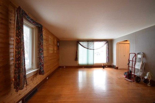 2121 21 Avenue, Didsbury, AB - Indoor Photo Showing Other Room