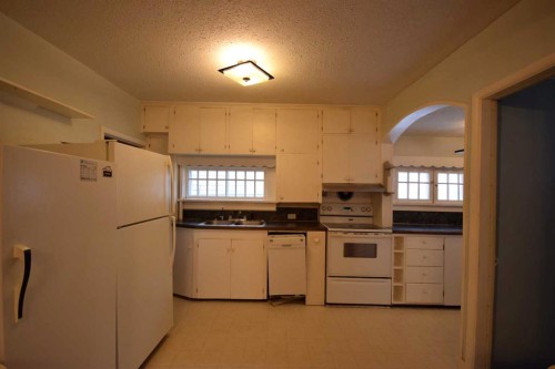 2121 21 Avenue, Didsbury, AB - Indoor Photo Showing Kitchen