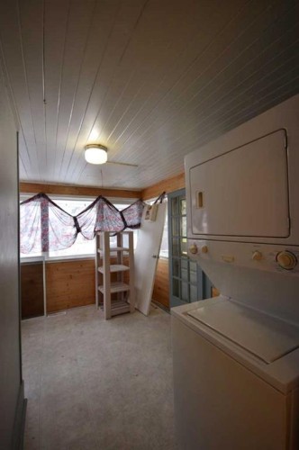 2121 21 Avenue, Didsbury, AB - Indoor Photo Showing Laundry Room