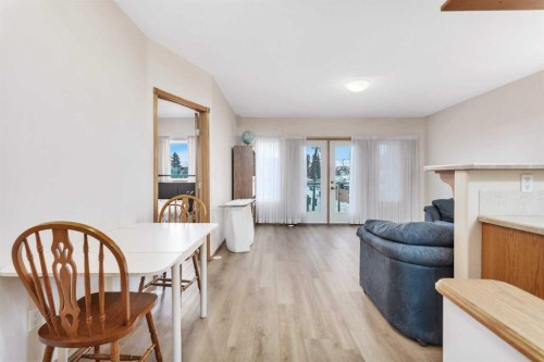 204-4612 50 Avenue, Innisfail, AB - Indoor