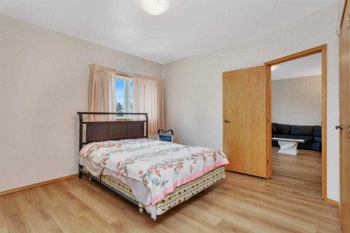 204-4612 50 Avenue, Innisfail, AB - Indoor Photo Showing Bedroom