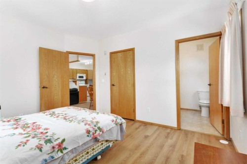 204-4612 50 Avenue, Innisfail, AB - Indoor Photo Showing Bedroom