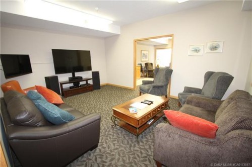 123-4512 52 Avenue, Red Deer, AB - Indoor Photo Showing Living Room