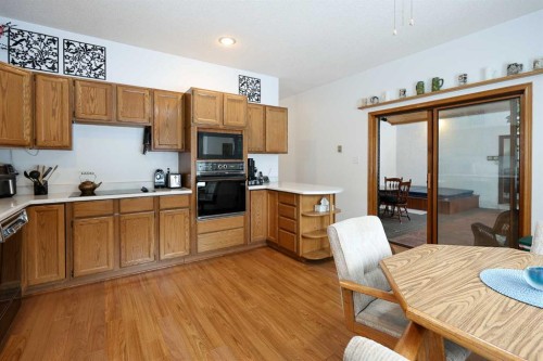 10-27501 Township Road 374, Rural Red Deer County, AB - Indoor Photo Showing Kitchen