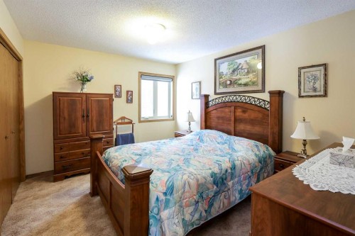 10-27501 Township Road 374, Rural Red Deer County, AB - Indoor Photo Showing Bedroom