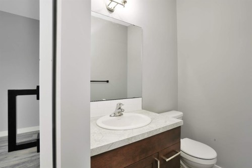 112 Hinshaw Drive, Sylvan Lake, AB - Indoor Photo Showing Bathroom