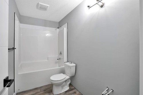 112 Hinshaw Drive, Sylvan Lake, AB - Indoor Photo Showing Bathroom