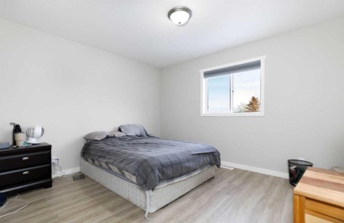 4414 48 Avenue, Innisfail, AB - Indoor Photo Showing Bedroom