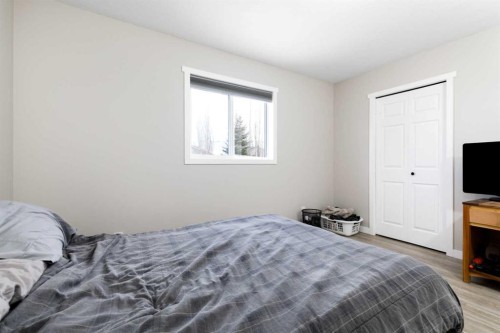 4414 48 Avenue, Innisfail, AB - Indoor Photo Showing Bedroom