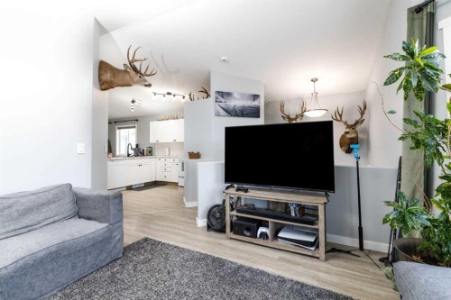 4414 48 Avenue, Innisfail, AB - Indoor Photo Showing Living Room