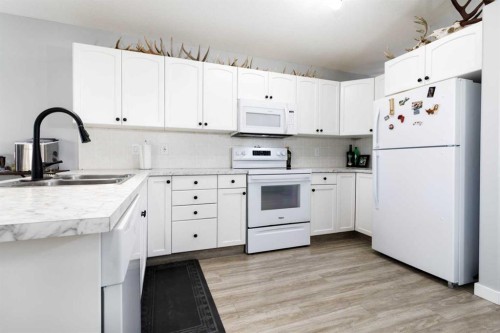 4414 48 Avenue, Innisfail, AB - Indoor Photo Showing Kitchen With Double Sink