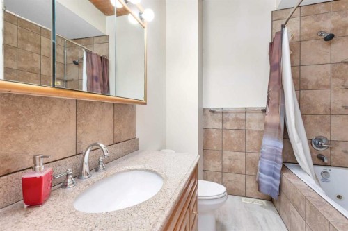 108 Brown Close, Red Deer, AB - Indoor Photo Showing Bathroom