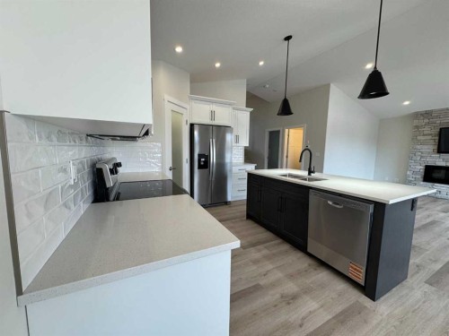 4237 Westbrooke Road, Blackfalds, AB - Indoor Photo Showing Kitchen With Stainless Steel Kitchen With Double Sink With Upgraded Kitchen