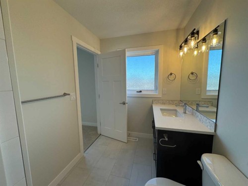 4237 Westbrooke Road, Blackfalds, AB - Indoor Photo Showing Bathroom