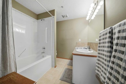 111-5300 48 Street, Red Deer, AB - Indoor Photo Showing Bathroom