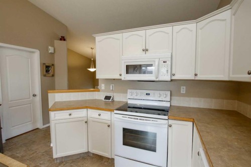 13 Kenny Close, Red Deer, AB - Indoor Photo Showing Kitchen