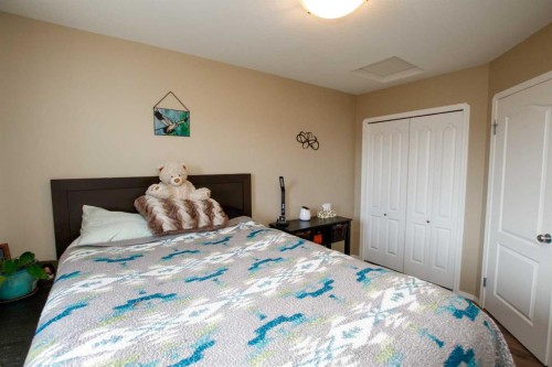 13 Kenny Close, Red Deer, AB - Indoor Photo Showing Bedroom