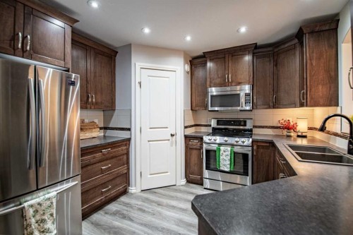 73 Bowman Circle, Sylvan Lake, AB - Indoor Photo Showing Kitchen With Double Sink