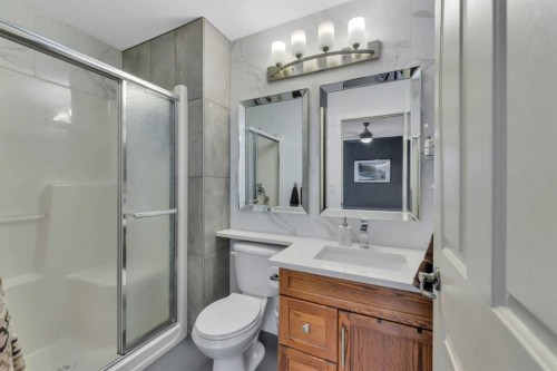 114 Old Boomer Road, Sylvan Lake, AB - Indoor Photo Showing Bathroom