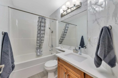 114 Old Boomer Road, Sylvan Lake, AB - Indoor Photo Showing Bathroom