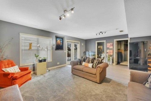 114 Old Boomer Road, Sylvan Lake, AB - Indoor Photo Showing Living Room