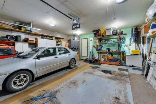 114 Old Boomer Road, Sylvan Lake, AB - Indoor Photo Showing Garage