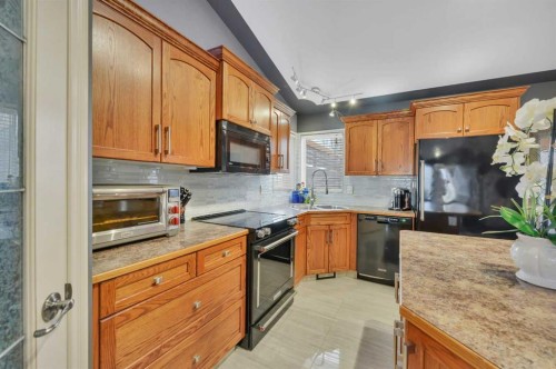 114 Old Boomer Road, Sylvan Lake, AB - Indoor Photo Showing Kitchen