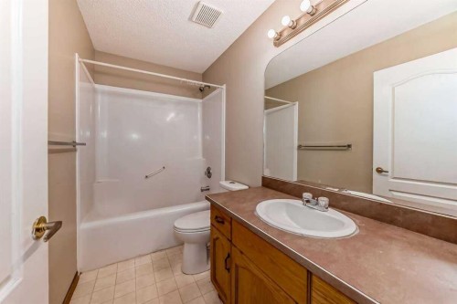 42 Somerside Place Sw, Calgary, AB - Indoor Photo Showing Bathroom