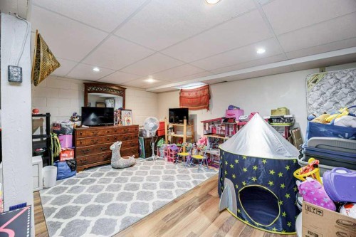 22 Poplar Crescent, Springbrook, AB - Indoor