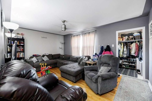22 Poplar Crescent, Springbrook, AB - Indoor Photo Showing Living Room