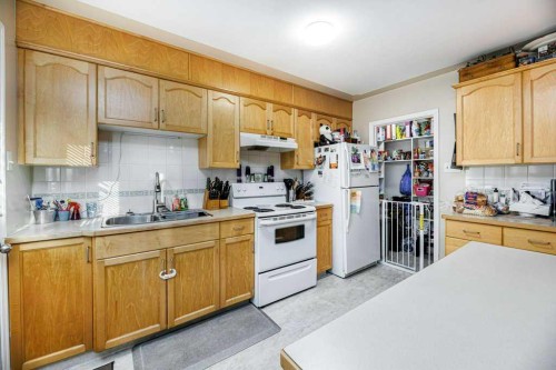 22 Poplar Crescent, Springbrook, AB - Indoor Photo Showing Kitchen With Double Sink