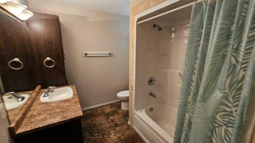5112 52 Avenue, Consort, AB - Indoor Photo Showing Bathroom