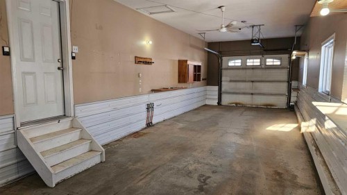 5112 52 Avenue, Consort, AB - Indoor Photo Showing Garage