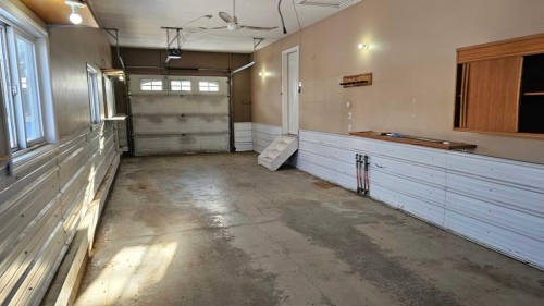 5112 52 Avenue, Consort, AB - Indoor Photo Showing Garage