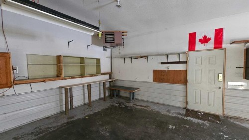 5112 52 Avenue, Consort, AB - Indoor Photo Showing Garage