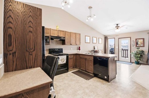 14 Winston Place, Blackfalds, AB - Indoor Photo Showing Kitchen With Double Sink