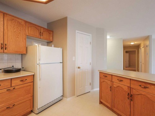 300-5402 50 Avenue, Stettler, AB - Indoor Photo Showing Kitchen