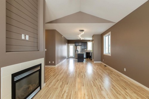 6321 58 Avenue, Innisfail, AB - Indoor With Fireplace