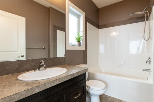 6321 58 Avenue, Innisfail, AB - Indoor Photo Showing Bathroom