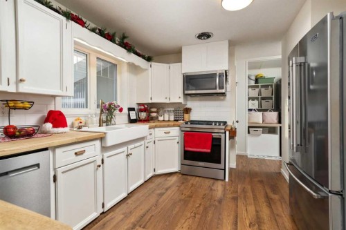 2 Grand Park Crescent, Camrose, AB - Indoor Photo Showing Kitchen