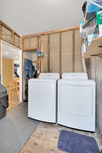 4919 47 Street, Mirror, AB - Indoor Photo Showing Laundry Room